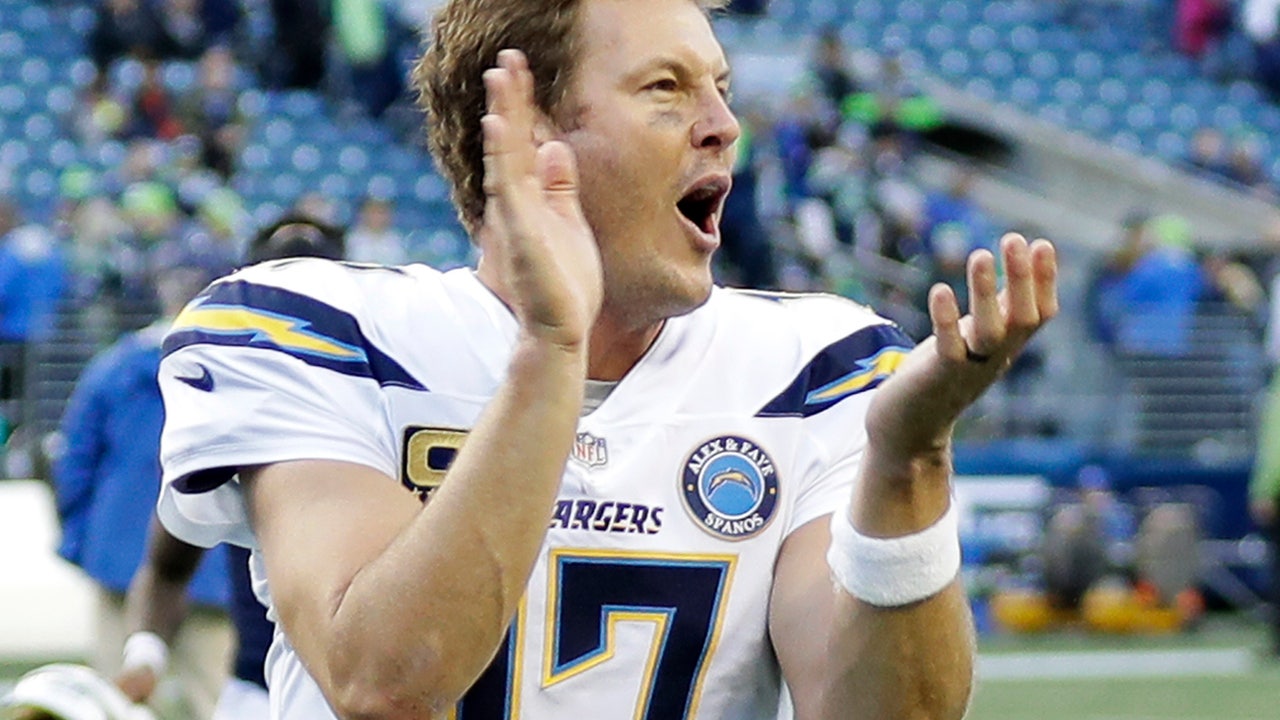 Rivers rolling, Carr stalling entering Chargers-Raiders game